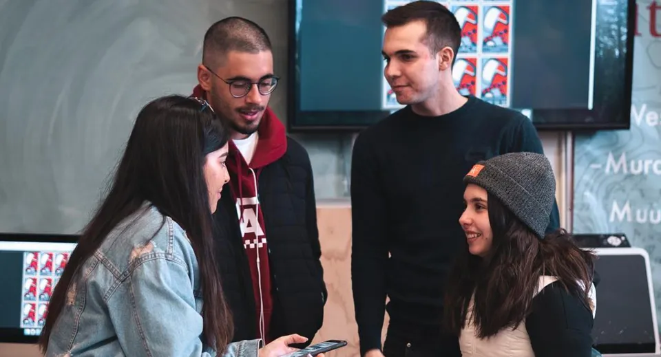 Un gruppo di studenti e studentesse interagisce insieme nel campus della West Vancouver Secondary.