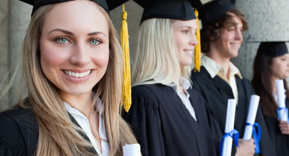 Un gruppo di neodiplomati sta insieme alla festa di diploma al Templemichael College.