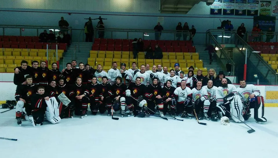 Un gruppo di studenti della Stephenville High School posa in abbigliamento sportivo sul campo da hockey su ghiaccio per una foto di gruppo.