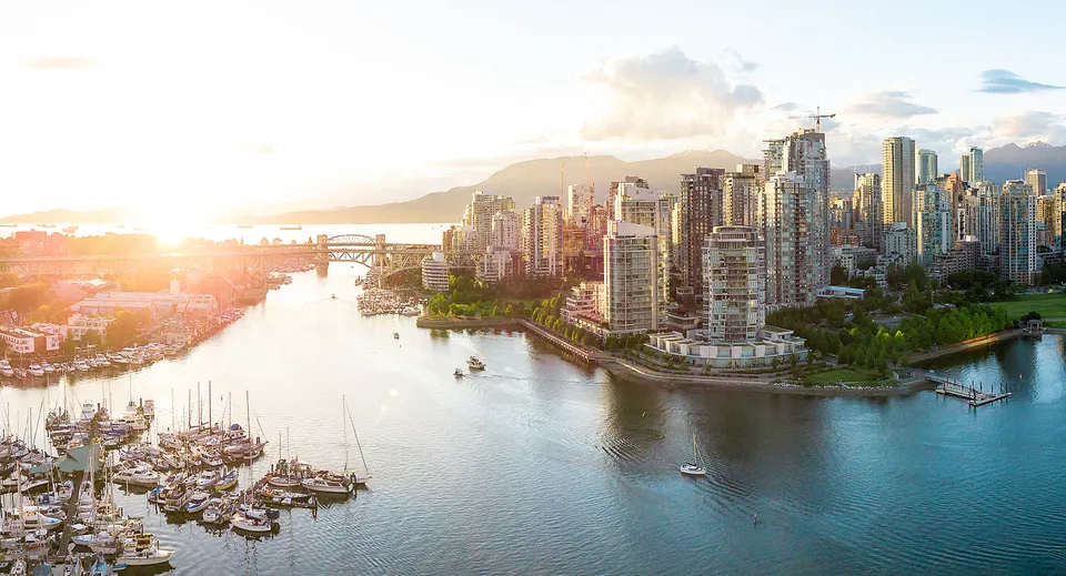 Vista aerea dello skyline e del porto di Vancouver nei pressi della King George Secondary School.