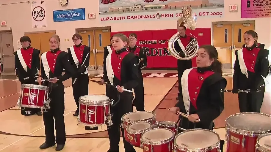 Marching Band der Schule in der Turnhalle