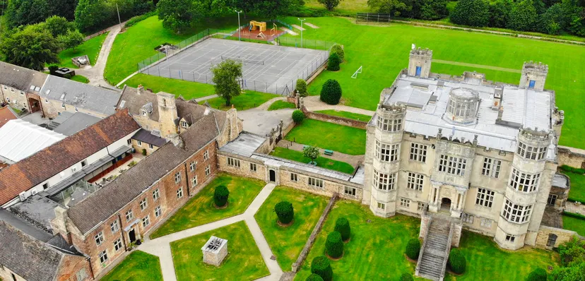Vista aerea del campus storico del Mount St. Mary's College con edifici gotici e prati verdi.