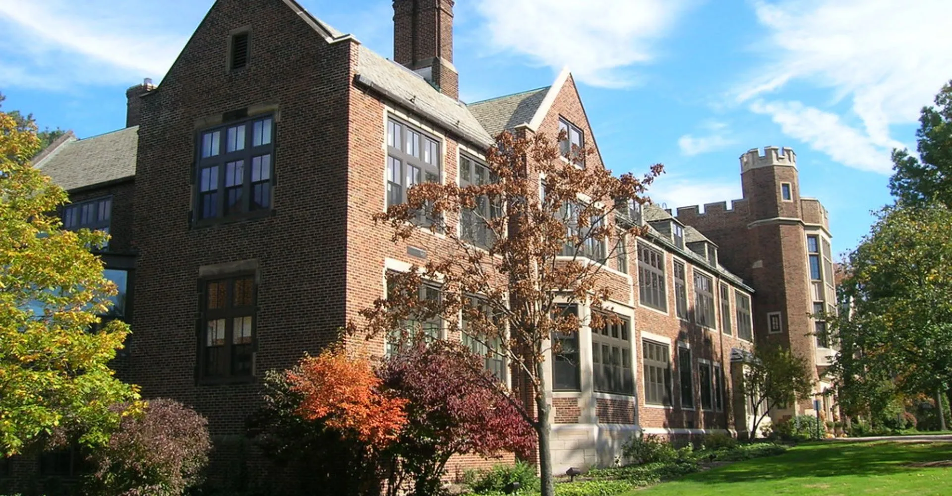 L'impressionante edificio in mattoni della Laurel School sorge circondato da piante verdi e alberi.