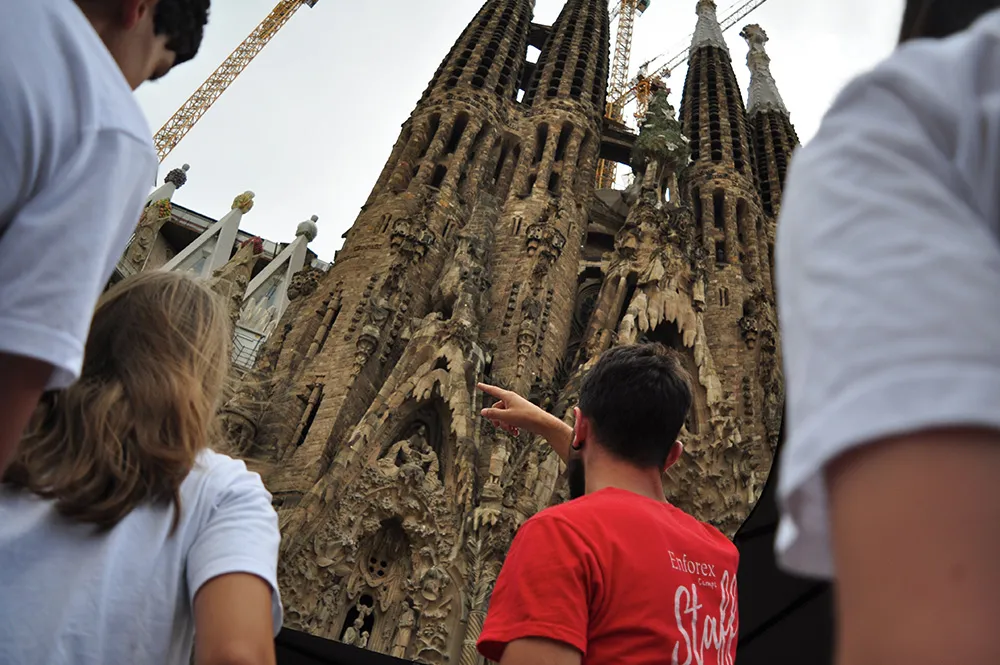 Jugendliche der Sprachschule vor der Sagrada Família in Barcelona