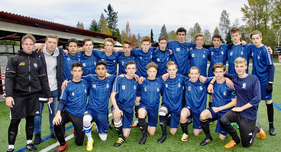 Un gruppo di studentesse della Langley Fundamental Middle and Secondary School posa insieme con maglie blu su un campo da gioco.