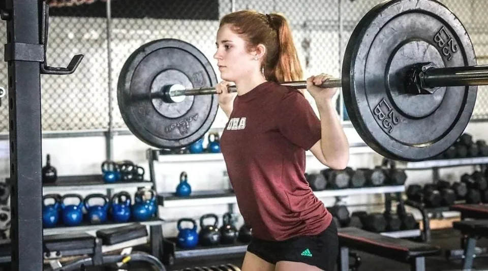 Una donna si allena con i pesi nell'area fitness della Ontario Hockey Academy.