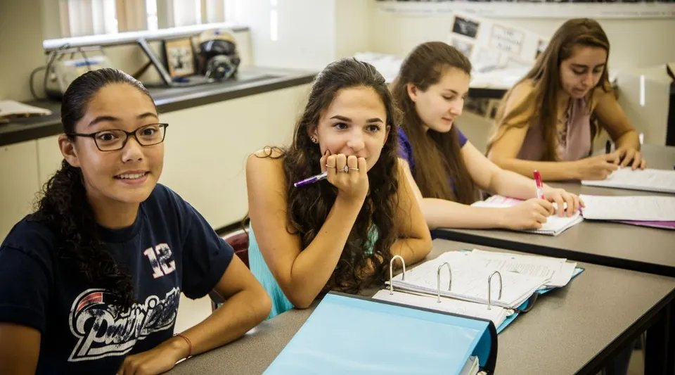 Un gruppo di studenti in classe nel campus del Groton-Dunstable Regional School District lavora concentrato su un'attività didattica.