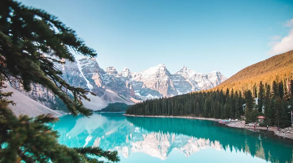 Un lago turchese con montagne innevate e fitti boschi nelle vicinanze della Russell High School.