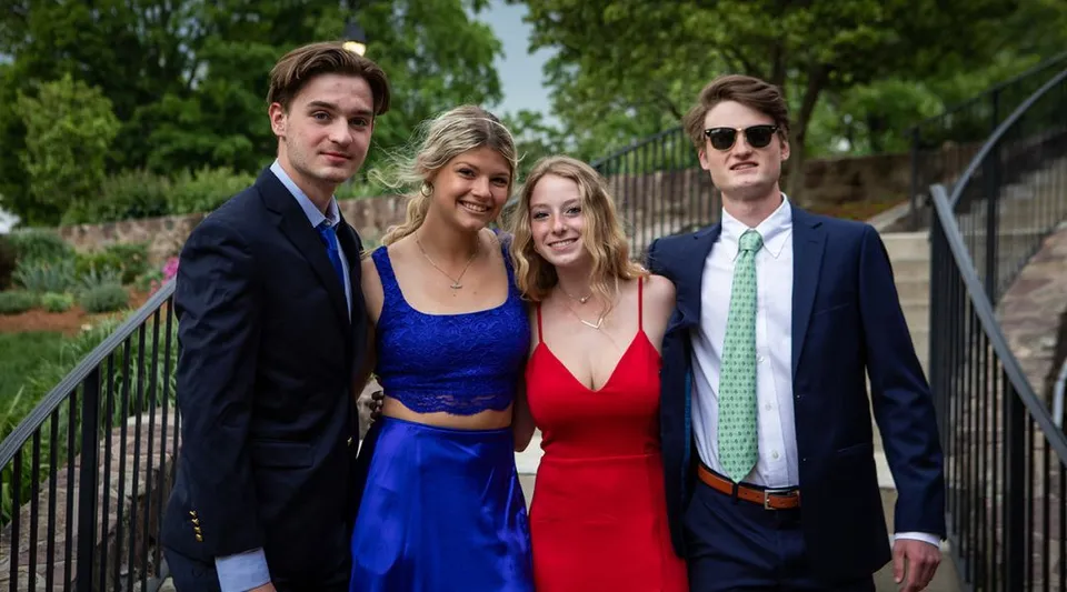 Un gruppo di quattro giovani adulti posa in giardino nel campus della Williston Northampton School.