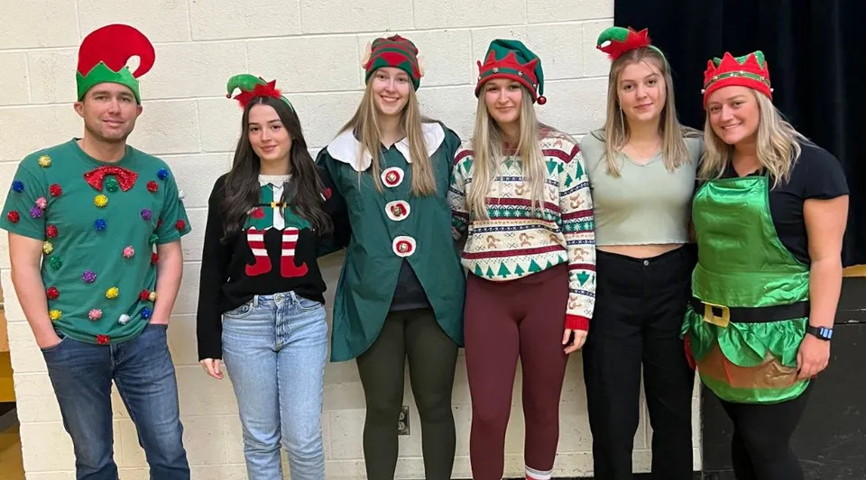 Studenti e collaboratori del Botwood Collegiate indossano abiti festivi e festeggiano insieme la festa di Natale.