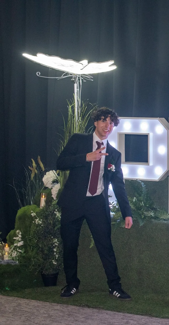 Federico in completo elegante posa a una festa scolastica in Canada