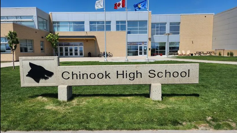 Il moderno edificio scolastico della Chinook High School con grandi finestre e un prato curato in primo piano.