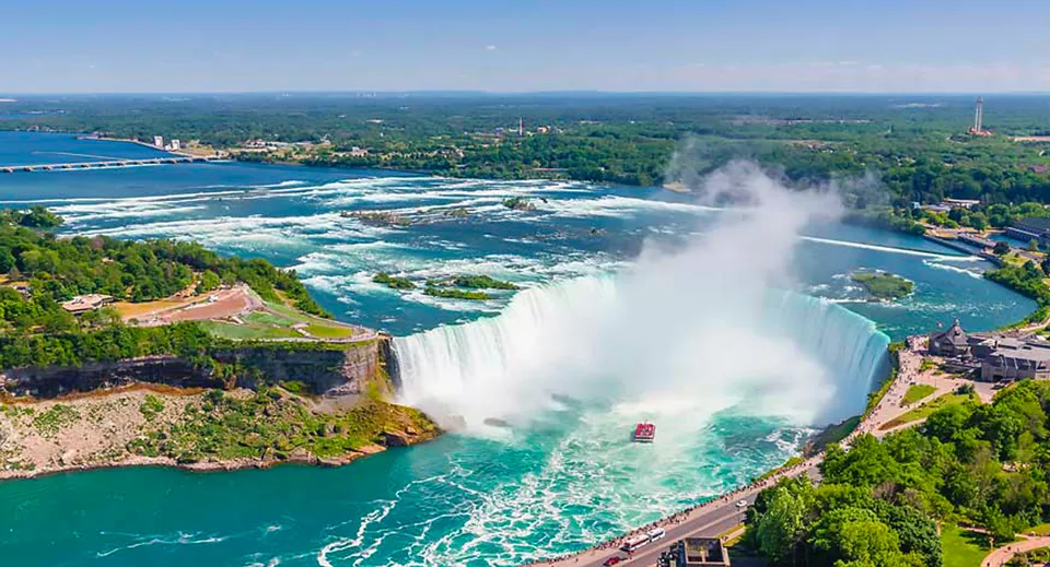 Vista aerea delle Niagara Falls con cascata e vegetazione circostante vicino alla Western Technical-Commercial School.
