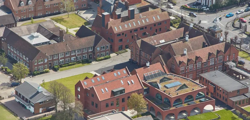 Veduta aerea del centro storico con edifici in mattoni e aree verdi nei pressi della Brentwood School.