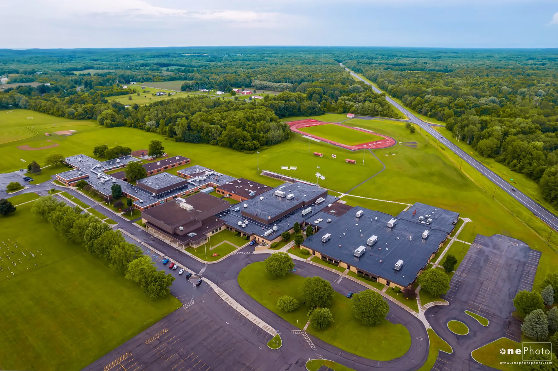 Paesaggio con campo sportivo ed edifici nell'area della Red Creek High School in una zona rurale.
