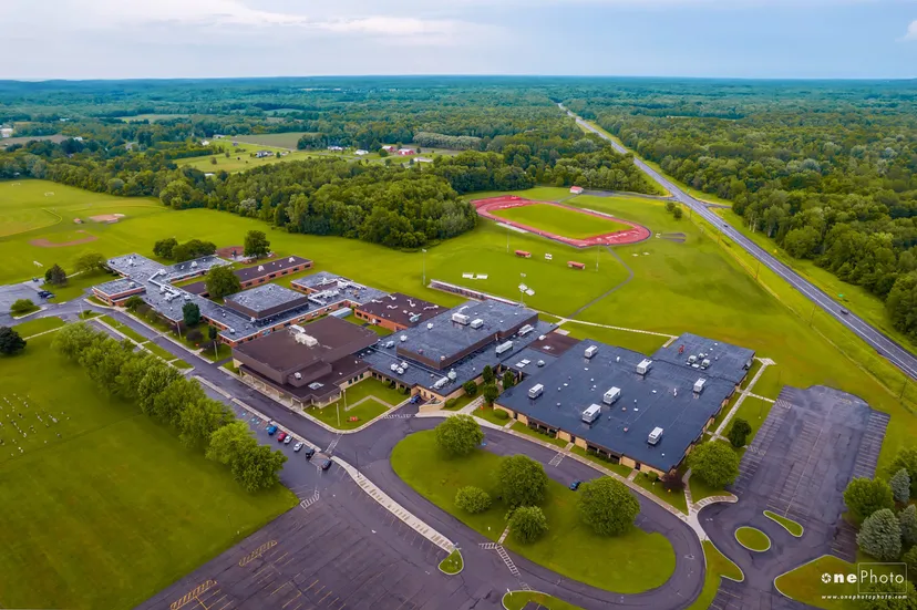 Paesaggio con campo sportivo ed edifici nell'area della Red Creek High School in una zona rurale.