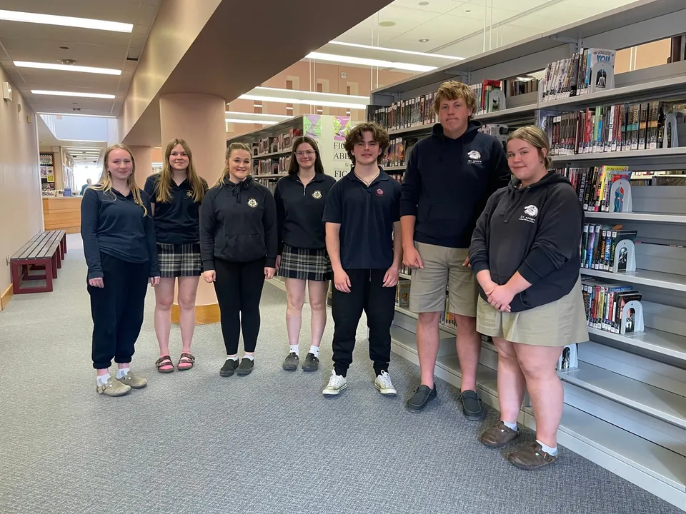 Studenti del Huron-Perth Catholic District School Board insieme nella biblioteca della scuola.
