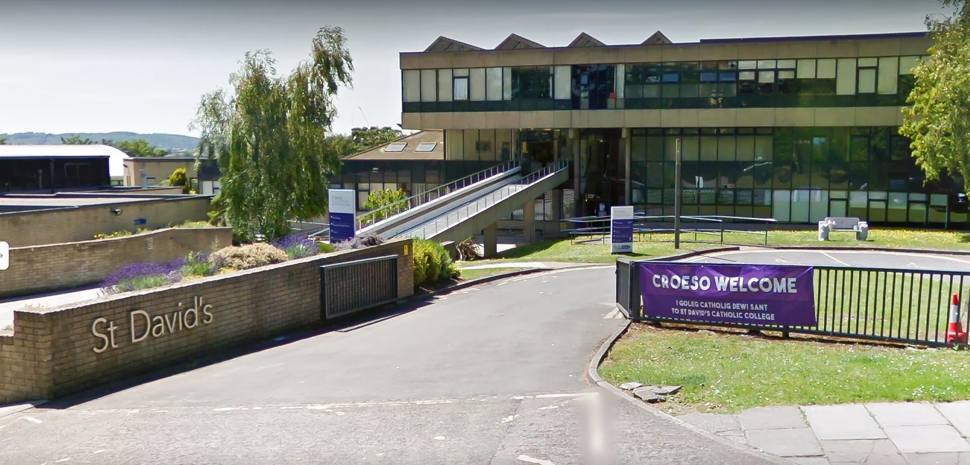 L'edificio moderno a più piani del St. David's Catholic Sixth Form College sorge su un'area verde con un vialetto antistante.