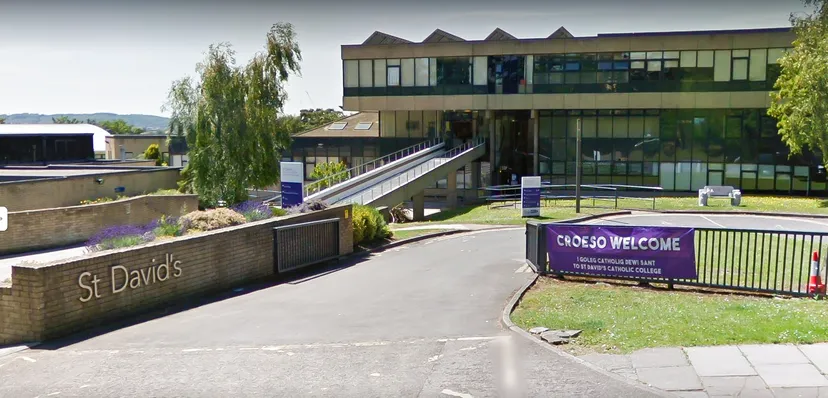 L'edificio moderno a più piani del St. David's Catholic Sixth Form College sorge su un'area verde con un vialetto antistante.