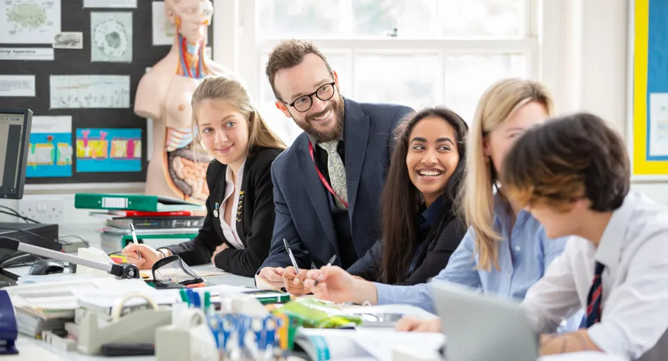 Un gruppo di persone tiene una riunione in un ufficio nel campus della West Buckland School.