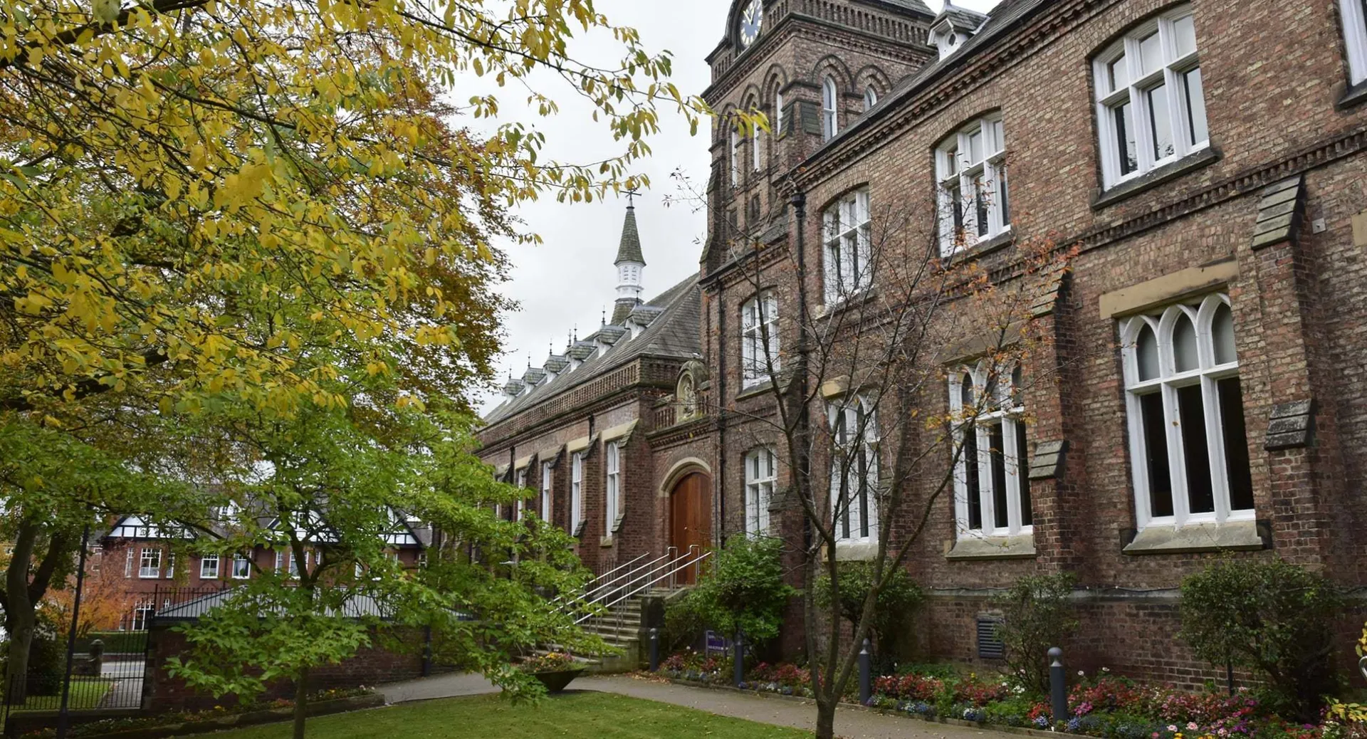 L'edificio storico in mattoni con dettagli architettonici decorati nel campus di Queen Elizabeth’s 6th Form.