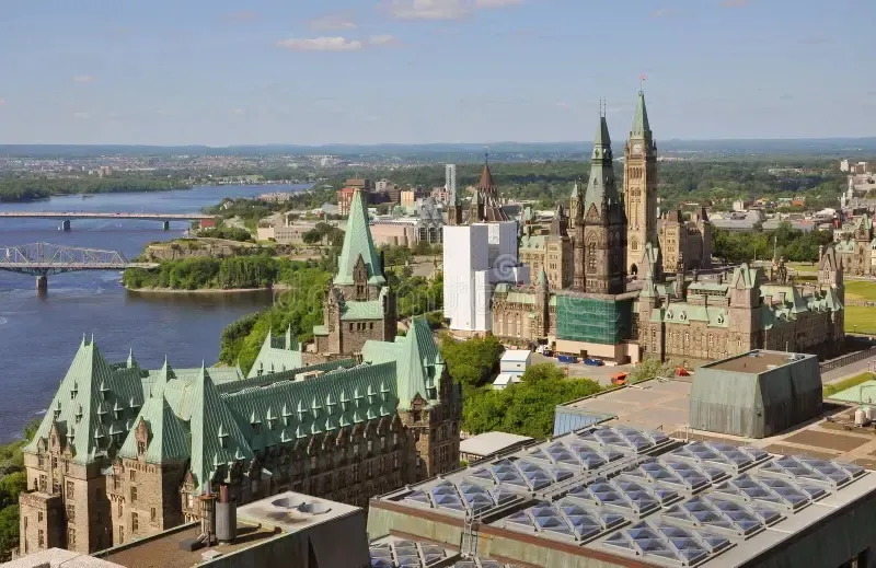 Vista de una ciudad con arquitectura moderna e histórica en los alrededores de la École secondaire publique Gisèle-Lalonde.
