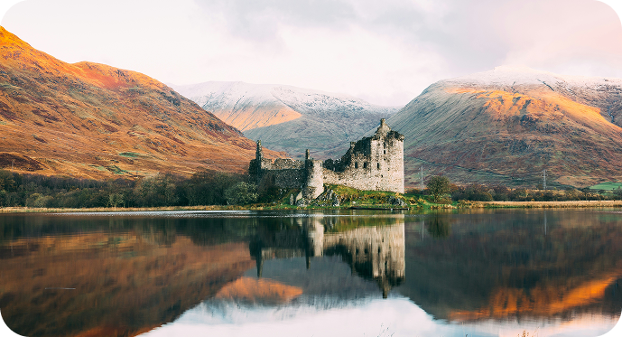 Vorschaubild zum Film über Schottland: Burgruine an einem See vor herbstlichen Bergen