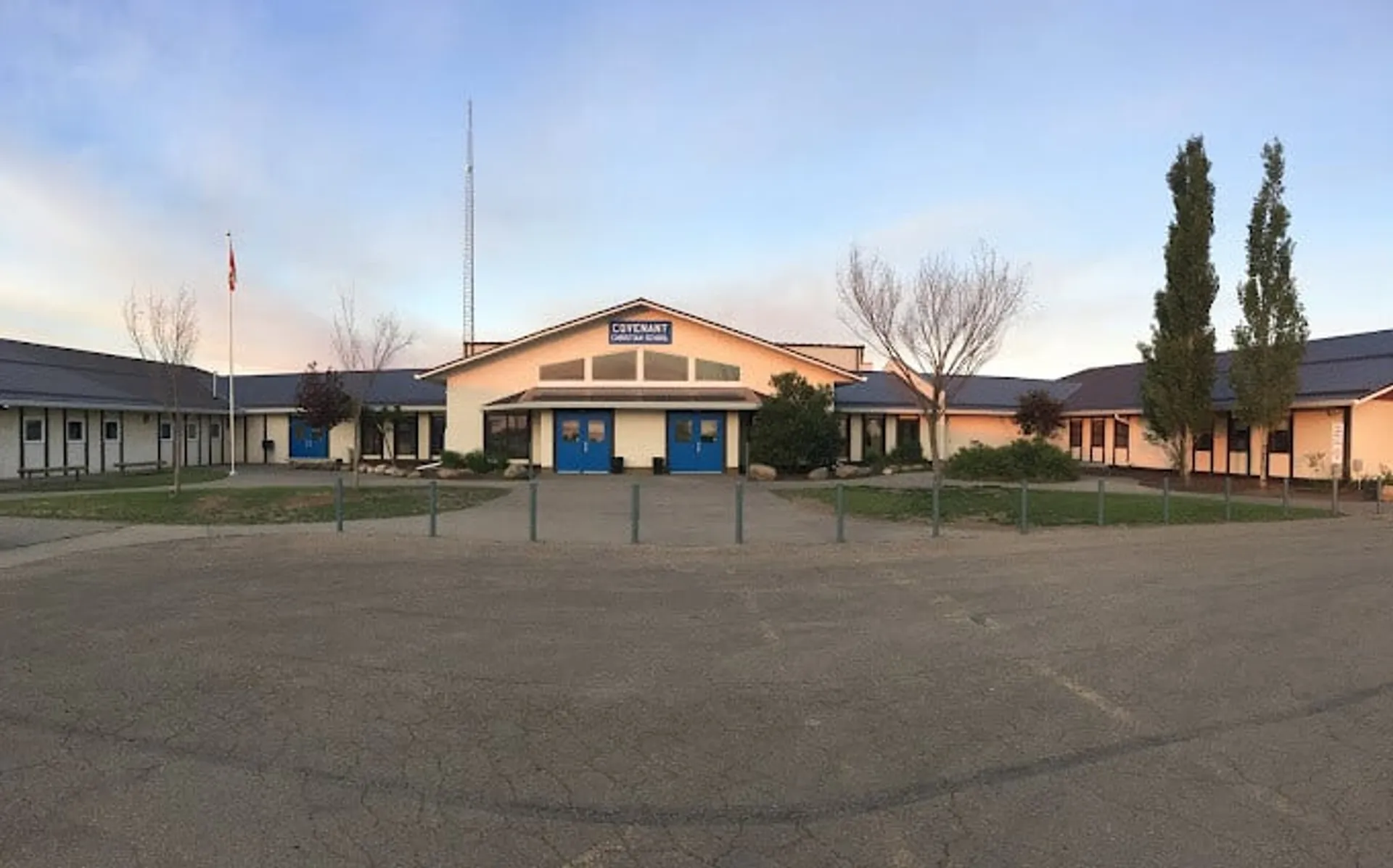 L'edificio a un piano con tetto rosso e dettagli blu si trova nel campus della Covenant Christian School.