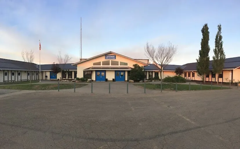 L'edificio a un piano con tetto rosso e dettagli blu si trova nel campus della Covenant Christian School.