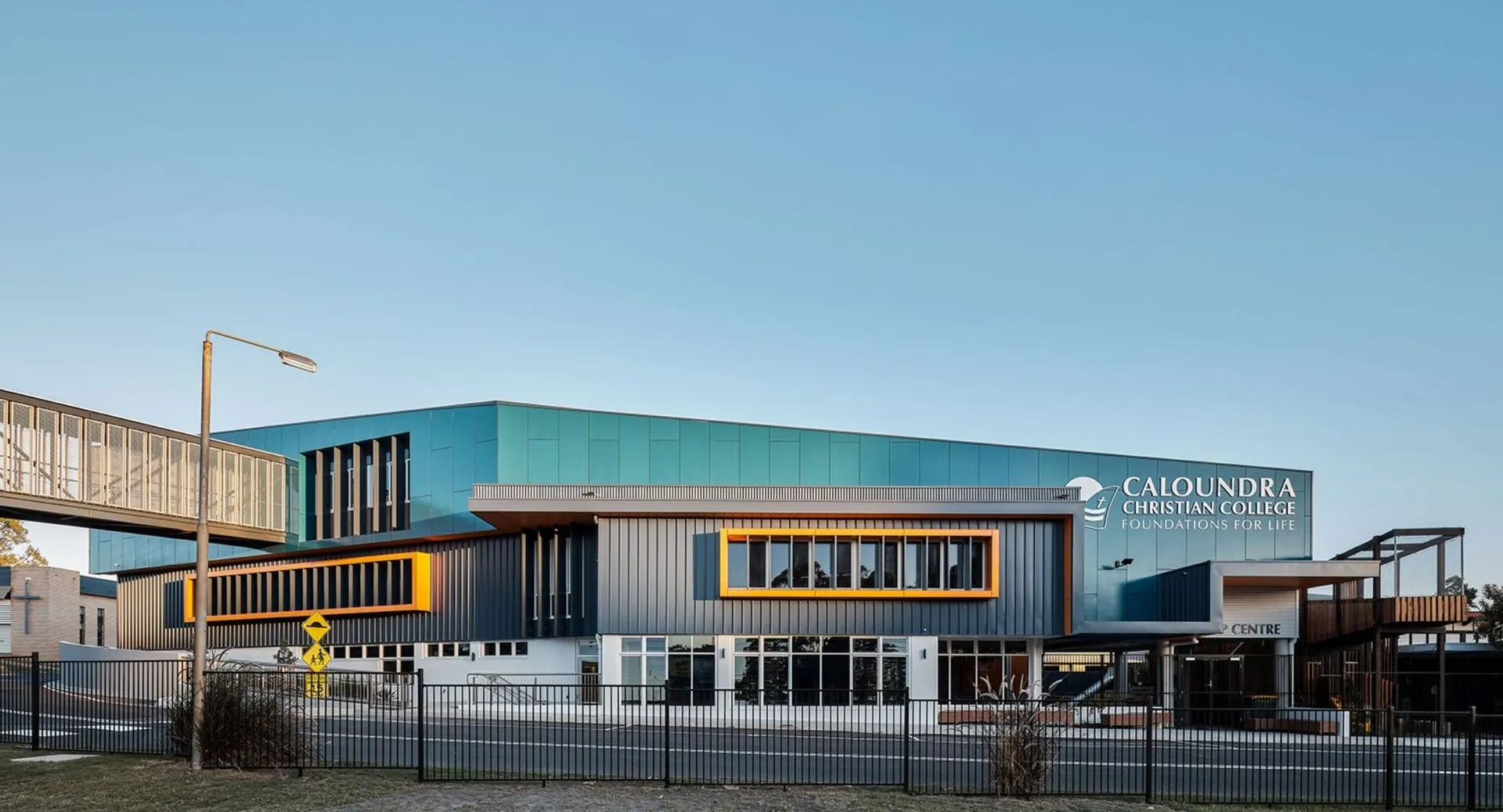 L'edificio moderno del Caloundra Christian College è visibile davanti a un cielo blu limpido.