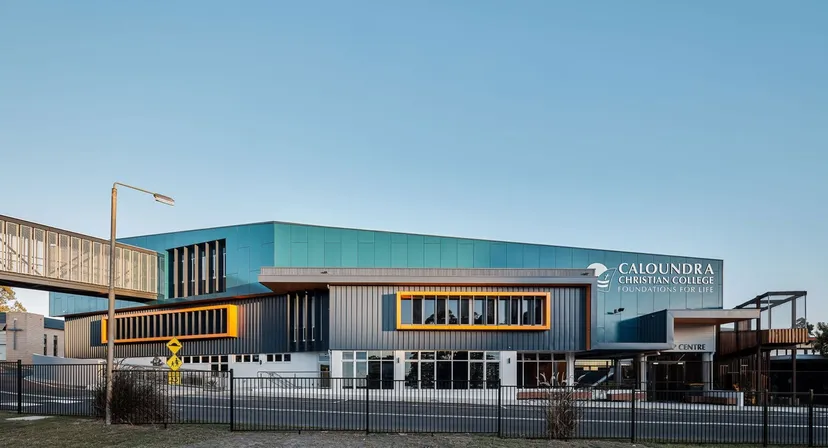L'edificio moderno del Caloundra Christian College è visibile davanti a un cielo blu limpido.
