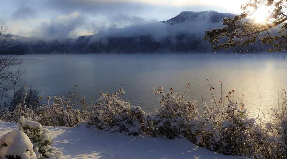 Un paesaggio invernale innevato con panorama montano vicino alla Polyvalente Louis-J.-Robichaud.
