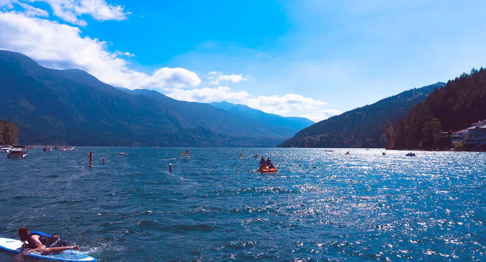 Il lago con attività acquatiche sullo sfondo delle montagne nel campus della Chilliwack Secondary School.