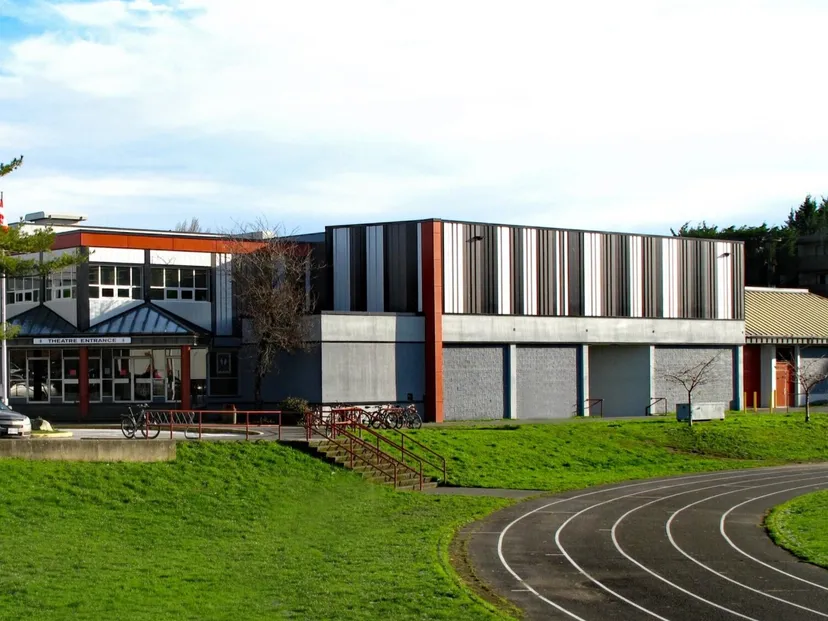 L'edificio moderno a più piani della Esquimalt High School si trova davanti a un prato e a un vialetto curvo.