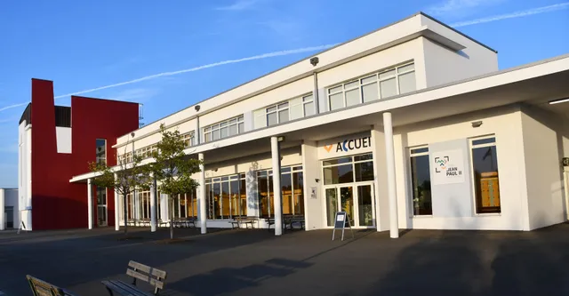 L'edificio moderno del Lycée Immaculée Jean Paul II si distingue per le grandi finestre e un ingresso caratteristico.