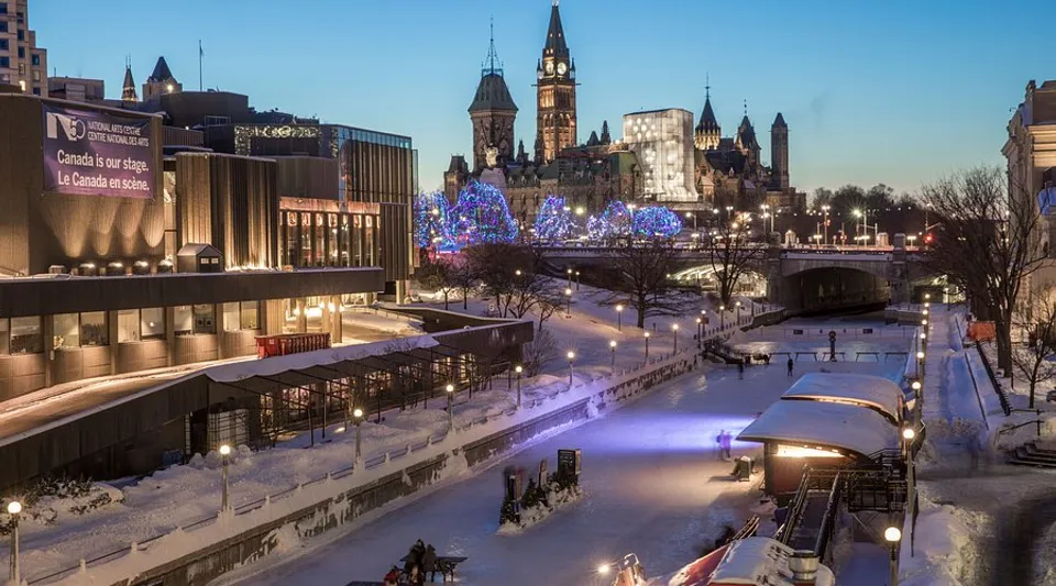 Scena invernale con canale illuminato e campanile sullo sfondo vicino alla École secondaire publique L'Alternative.