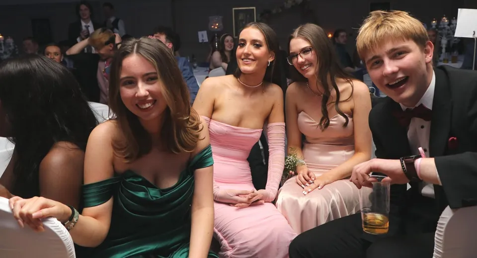 Un gruppo di giovani donne in abito formale ad un evento nel campus della Coláiste Íosagáin.