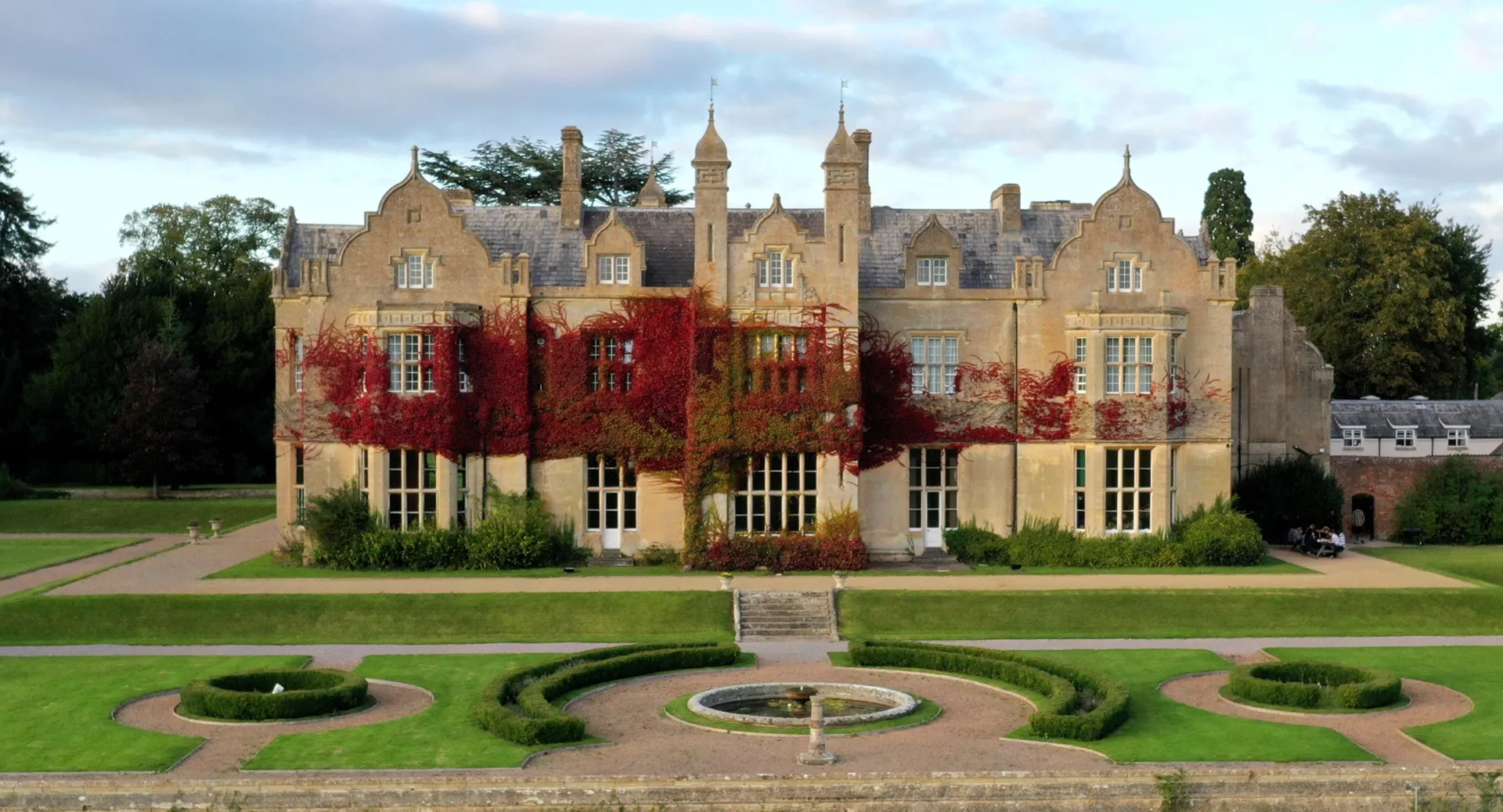 Il castello con torri e giardino nel campus della Bredon School è circondato da un viale curato e siepi decorative.