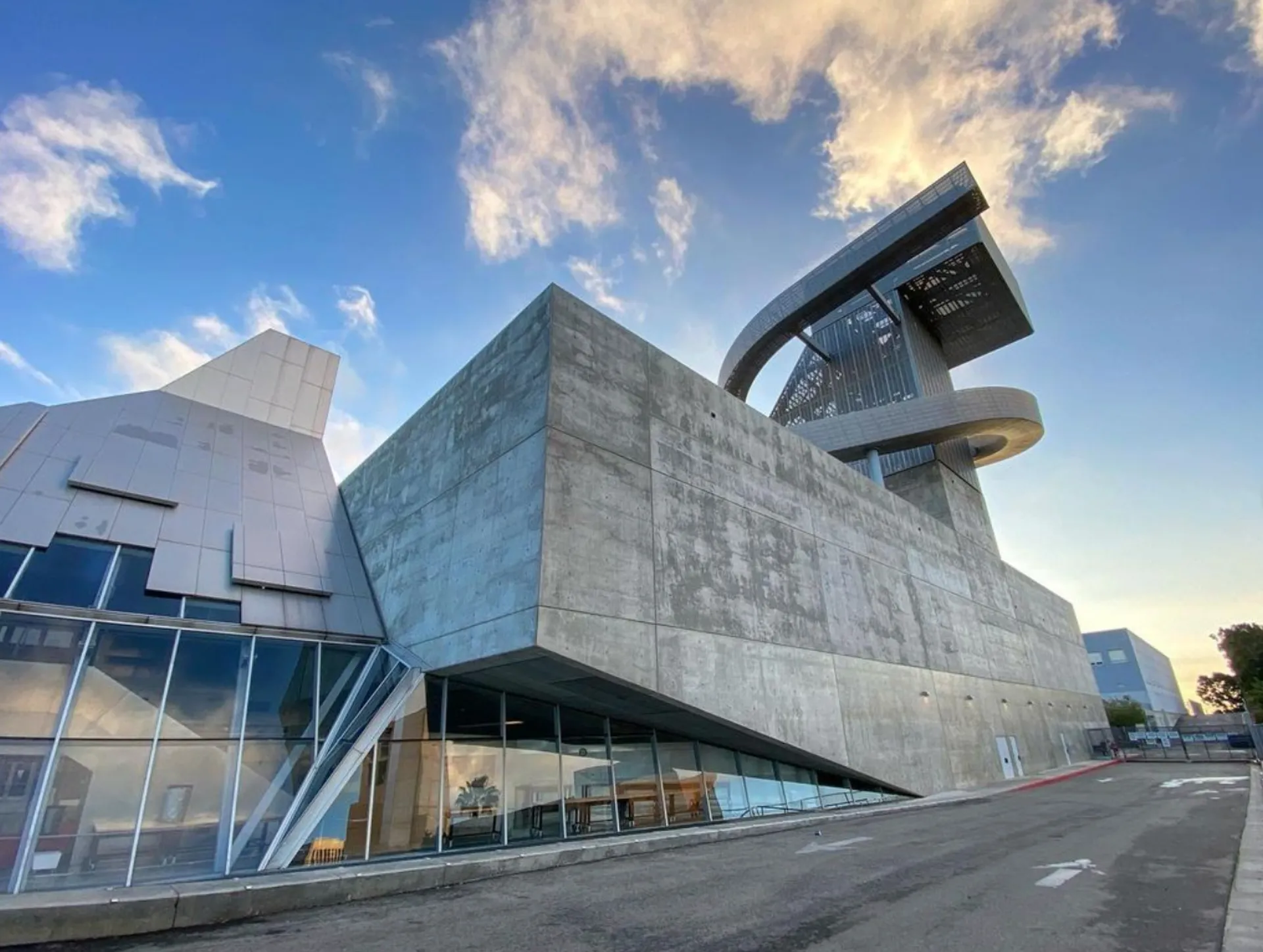 Il moderno edificio della Grand Arts - Ramon C. Cortines School of Visual and Performing Arts, con grandi finestre in vetro, è circondato da un'architettura contemporanea.