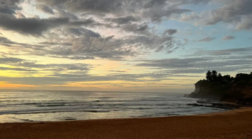 Spettacolare tramonto sulla costa rocciosa vicino alla Narrabeen Sports High School.