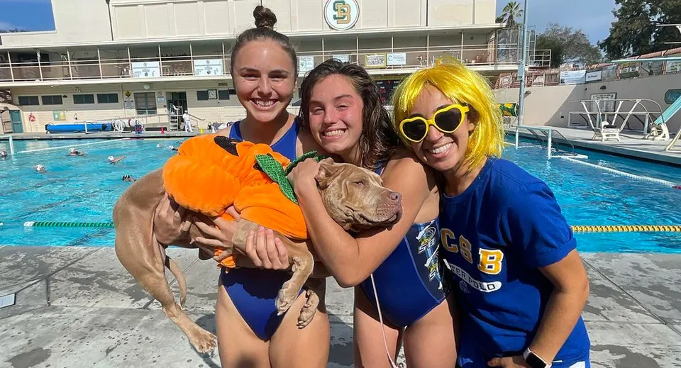 Tre donne posano sorridenti davanti a una piscina all'interno del Santa Barbara Unified School District.