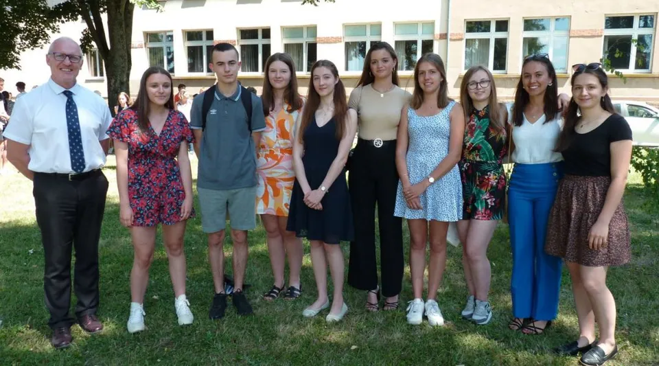 Un gruppo di studentesse e uno studente si trova all'aperto davanti all'edificio del Lycée Saint Antoine.