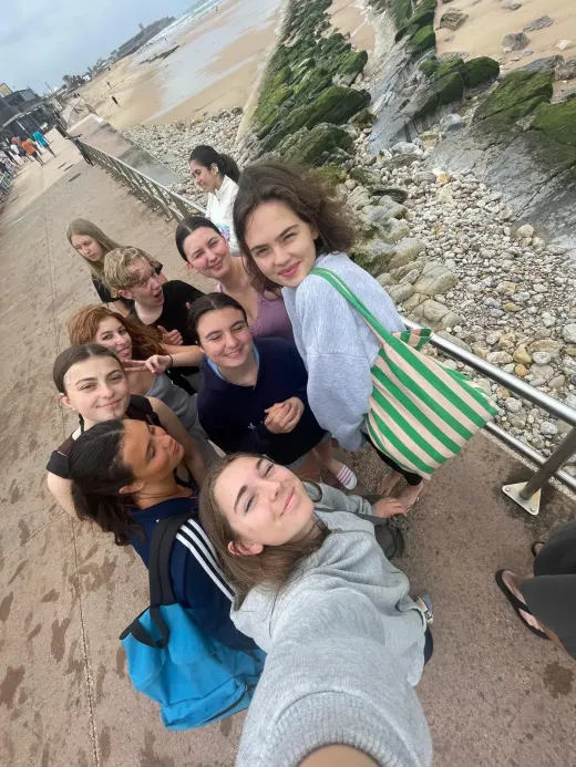 Selfie di gruppo di studenti sul lungomare accanto alla spiaggia