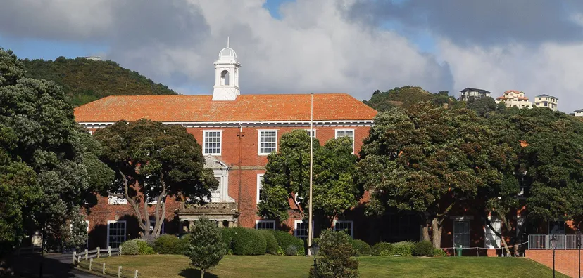 L'edificio in mattoni con un campanile bianco nel campus del Scots College è circondato da molto verde e alberi.