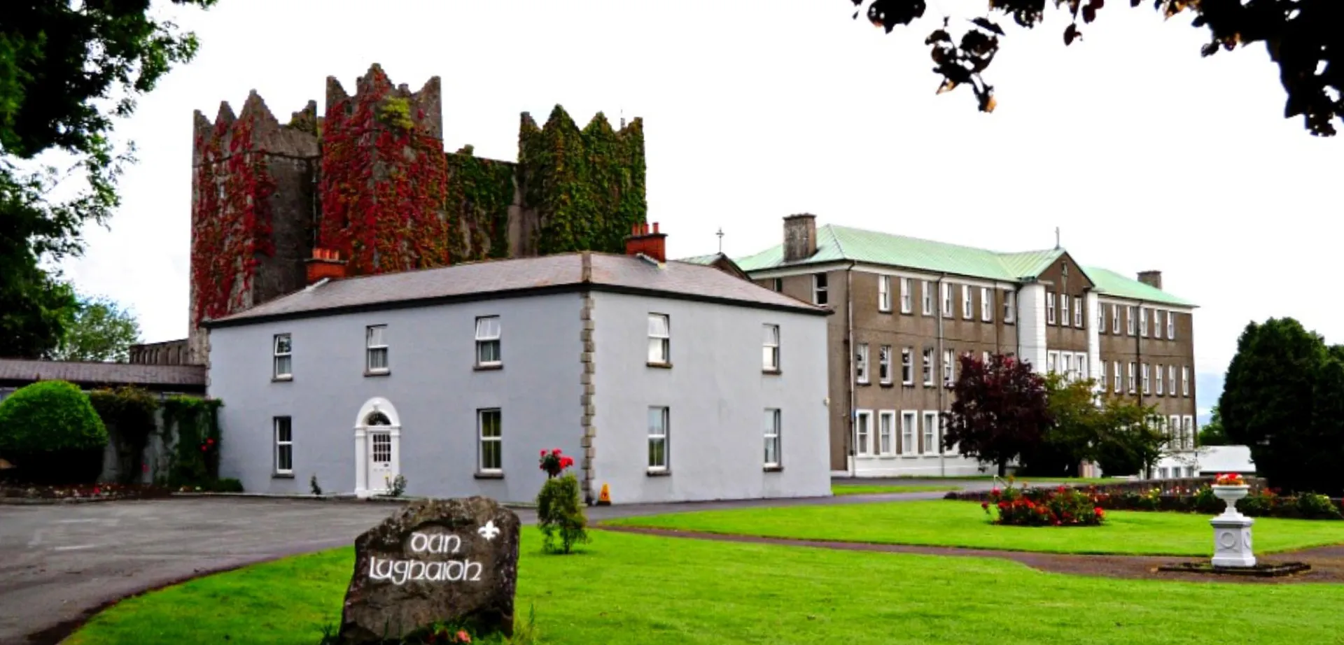 L'edificio a più piani della St. Mary's Holy Faith a Killester è circondato da aree verdi.