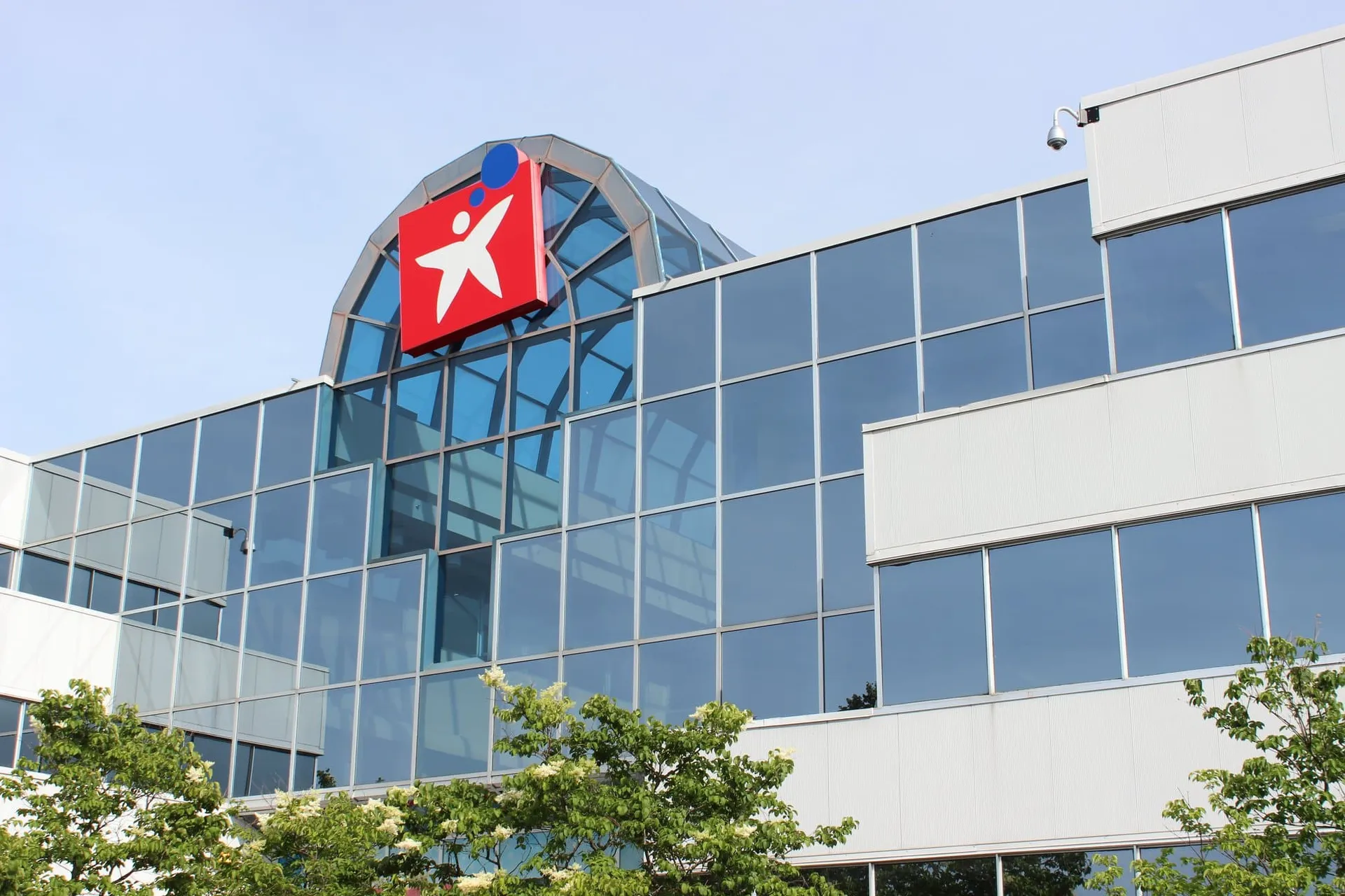 L'edificio moderno in vetro con una grande stella rossa sulla facciata si trova nel campus delle Eastern Ontario Public Schools.