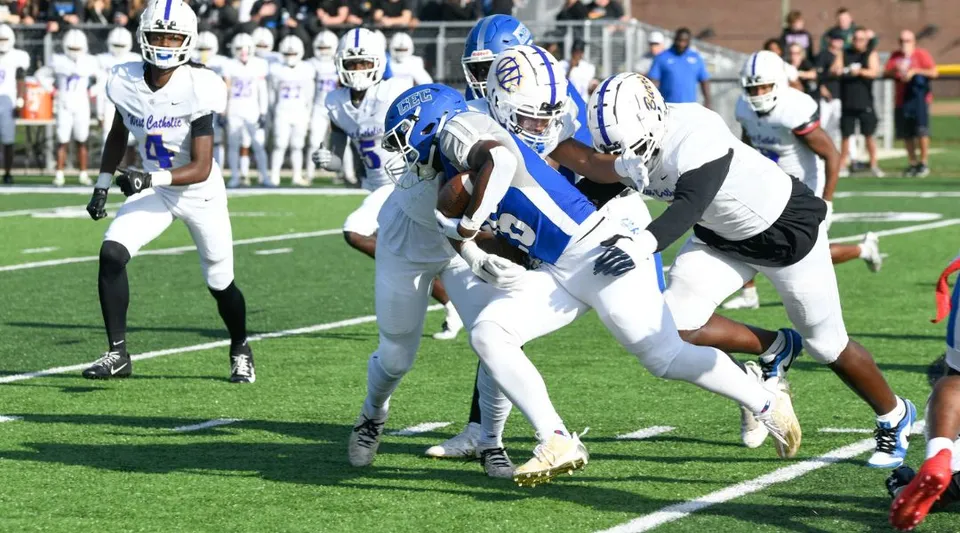 Una partita di football con giocatori della Conwell-Egan Catholic High School in maglie bianche e blu si svolge sul campo di gioco.