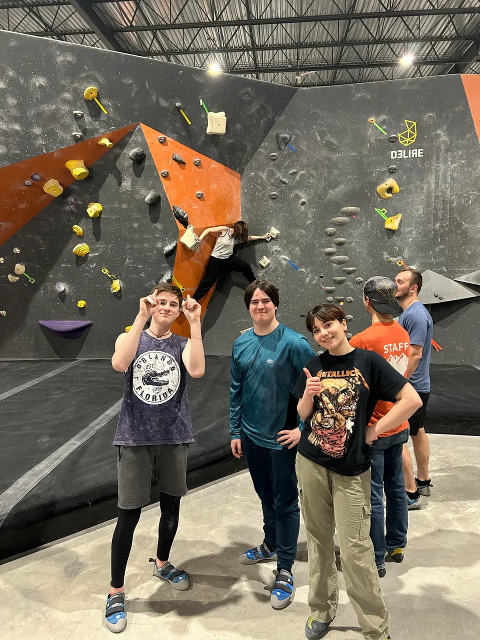 Studenti davanti alla parete d'arrampicata nel campus della École secondaire publique Pierre de Blois.