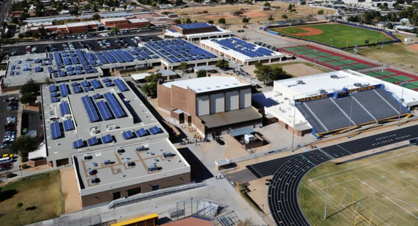 L'area scolastica del Paradise Valley Unified School District con impianti solari sui tetti e uno stadio sportivo accanto.