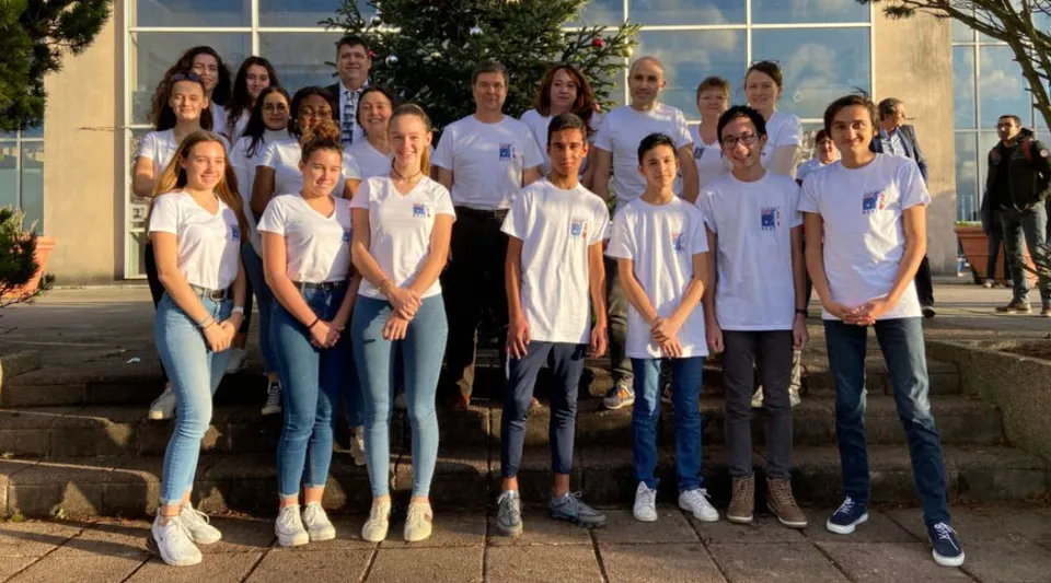 Un gruppo di studenti si trova davanti all'edificio con grandi finestre nel campus del Lycée Sainte Thérèse.